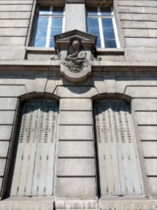 Lyon 9e - Quai Hippolyte Jaÿr, école de la Gare d'Eau, sculpture de Jean Chorel