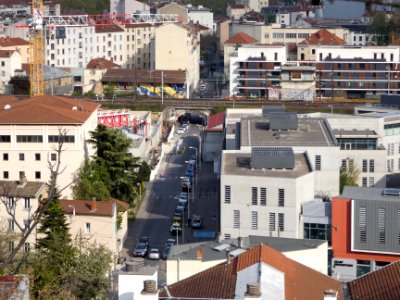 Lyon 9e - Parc du Vallon - Belvédère au-dessus du boulevard de la Duchère - Vue sur la rue Laure Diebold