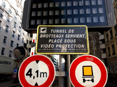 Lyon 6e - Boulevard des Brotteaux, panneau d'entrée du tunnel Brotteaux-Servient