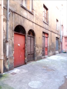 Lyon 5e - Quai Romain Rolland, cour des numéros 11 et 12, portes