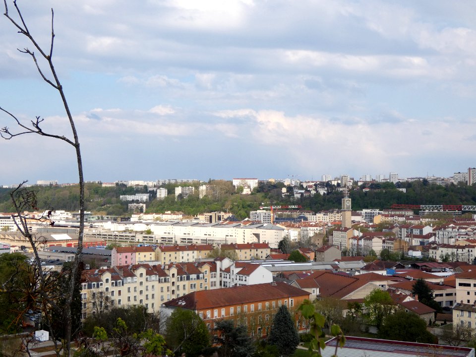 Lyon 9e - Parc du Vallon - Belvédère au-dessus du boulevard de la Duchère - Vue sur le quartier de Vaise