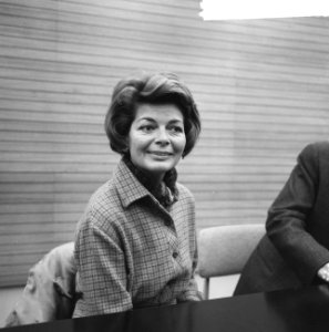Lys Assia (zangeres) tijdens persconferentie op Schiphol (kop), Bestanddeelnr 917-2031