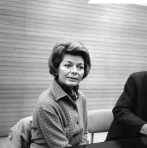 Lys Assia (zangeres) tijdens persconferentie op Schiphol (kop), Bestanddeelnr 917-2033
