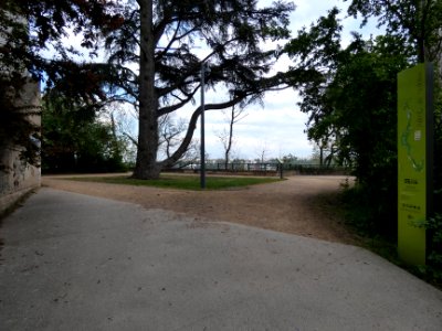 Lyon 9e - Parc du Vallon - Vue sur le belvédère au-dessus de la balme