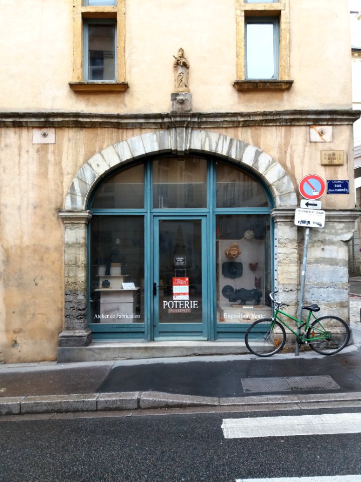 Lyon 5e - Rue Jean Carriès, immeuble à l'angle de la rue Tramassac, vitrine et vierge à l'enfant
