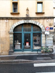Lyon 5e - Rue Jean Carriès, immeuble à l'angle de la rue Tramassac, vitrine et vierge à l'enfant