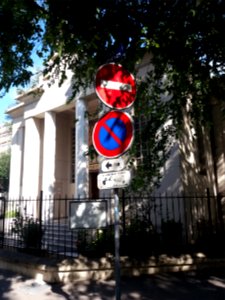 Lyon 7e - Rue d'Athènes, plaque et panneaux à l'angle de la rue du Père Chevrier