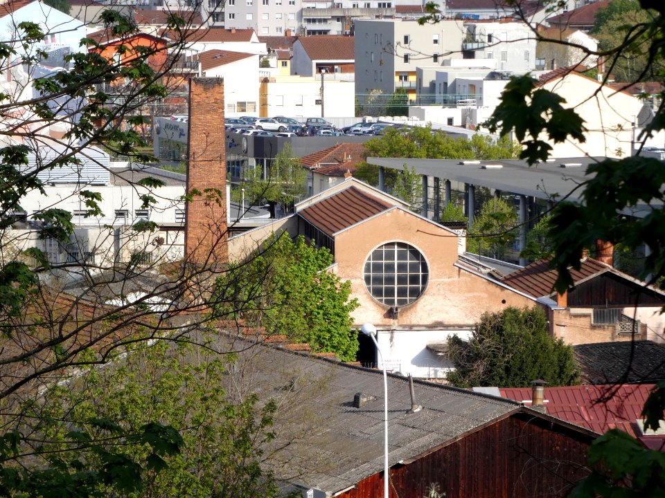 Lyon 9e - Parc du Vallon - Vue sur une ancienne usine, à l'angle des rues Saint Simon et Marietton