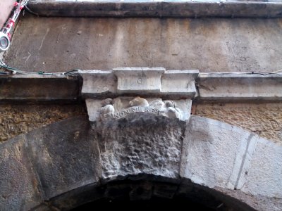 Lyon 5e - Rue du Bœuf - Clé de voûte avec inscription "Non me rebus" au niveau du numéro 11