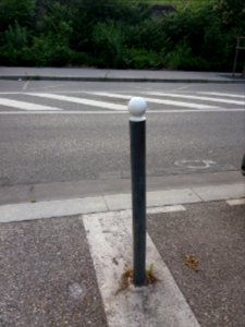 Lyon 9e - Rue Joannès Carret, potelet mou séparant les places de parking Bluely des autres