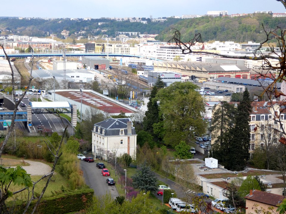 Lyon 9e - Parc du Vallon - Belvédère au-dessus du boulevard de la Duchère - Vue sur l'impasse des Jardins, le boulevard périphérique Nord et la gare de Vaise