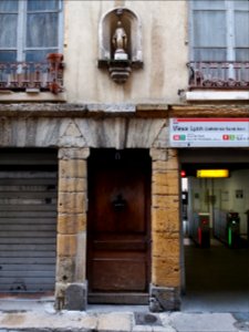 Lyon 5e - Rue Mourguet, porte et Vierge au numéro 8