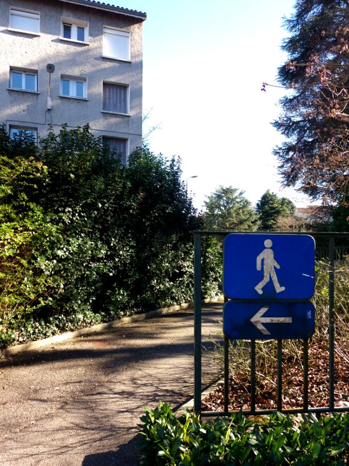 Lyon 9e - Place Maurice Bariod, panneau piéton dans la résidence au numéro 1