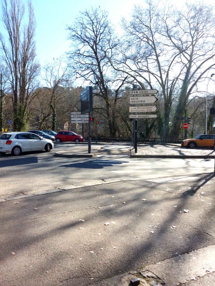 Lyon 9e - Quai Paul Sédallian, au niveau de la place Henri Barbusse