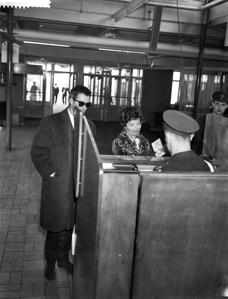 Lys Assia (Zwitserland) bij de parpoortcontrole op Schiphol, Bestanddeelnr 909-3953