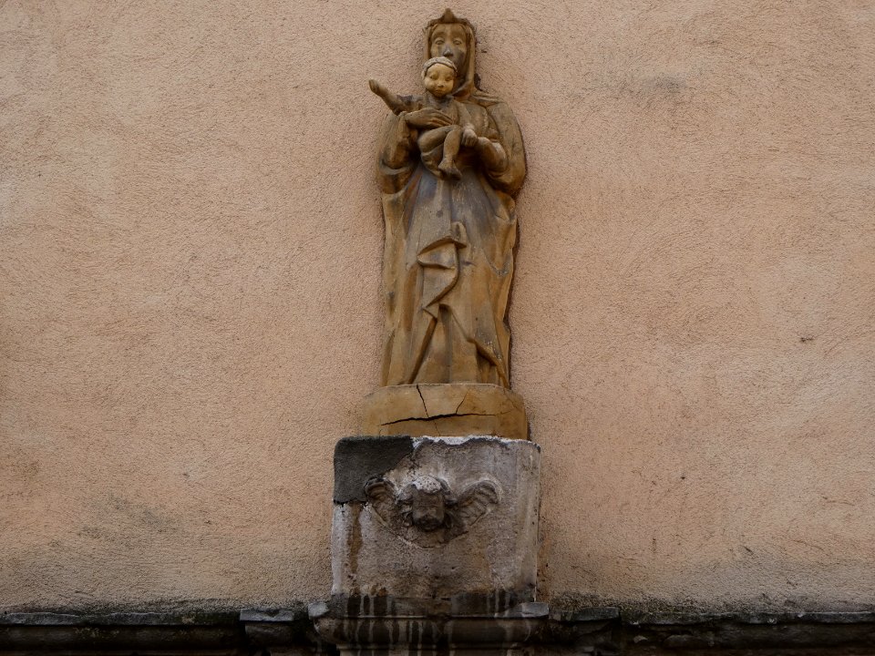 Lyon 5e - Rue Jean Carriès - Vierge à l'enfant au niveau du numéro 5