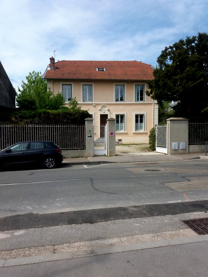 Lyon 5e - Rue Docteur Edmond Locard - Maison au numéro 17, avec une croix au-dessus de la porte