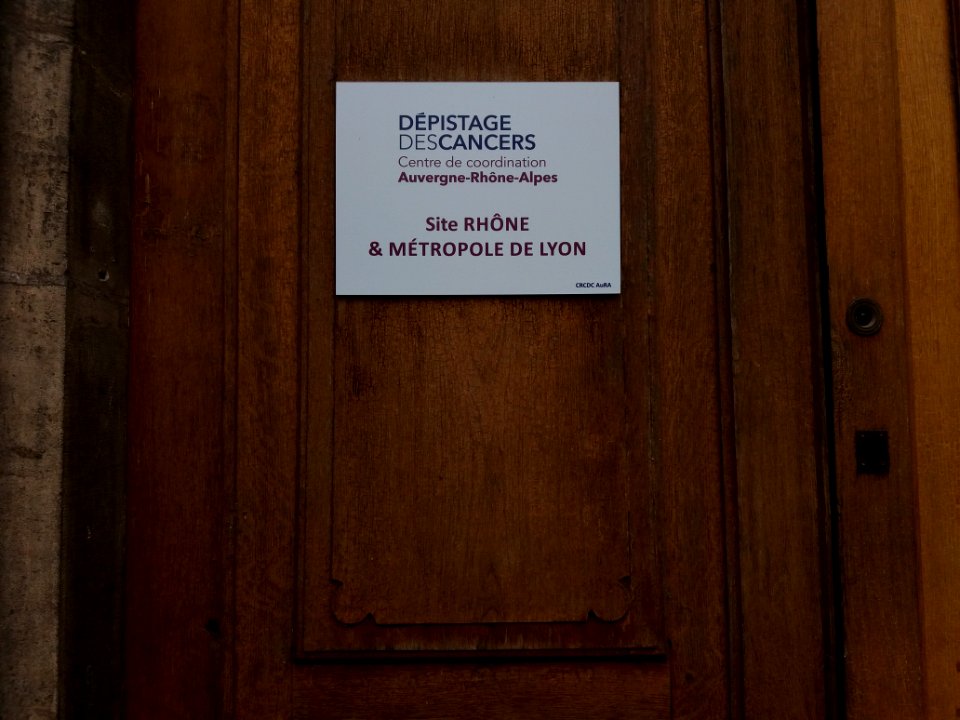 Lyon 5e - Rue Cléberg, porte au numéro 5, plaque Dépistage des cancers, Cente de coordination Auvergne-Rhône-Alpes