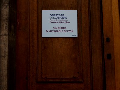 Lyon 5e - Rue Cléberg, porte au numéro 5, plaque Dépistage des cancers, Cente de coordination Auvergne-Rhône-Alpes