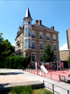 Lyon 9e - Quai de la Gare d'Eau, maison à tourelle à l'angle du quai Jaÿr