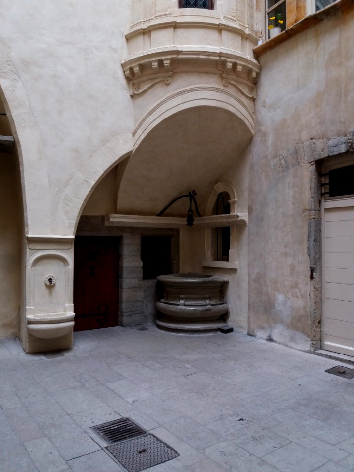 Lyon 5e - Rue Juiverie - Hôtel de Bullioud - Fontaine et puits