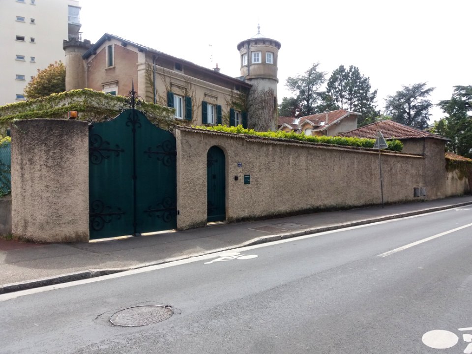 Lyon 5e - Rue Joliot-Curie - Maison avec tourelles au numéro 37 (1)