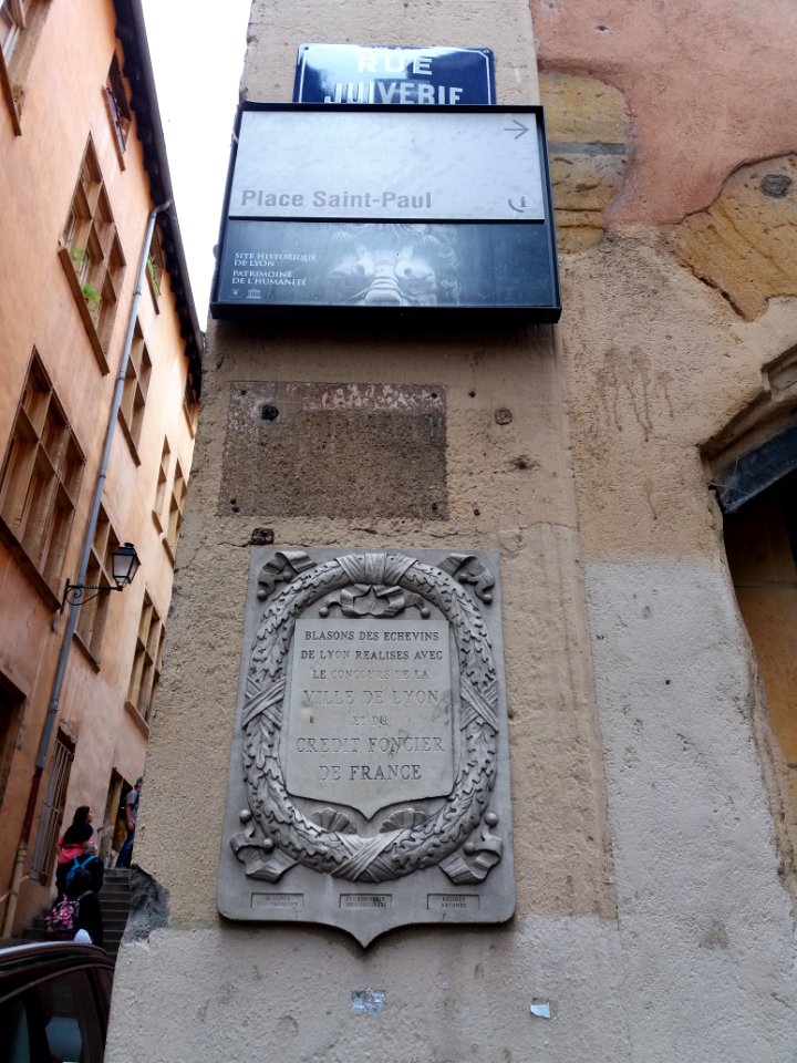 Lyon 5e - Rue Juiverie - Blason des Échevins de Lyon, à l'angle de la rue de la Loge