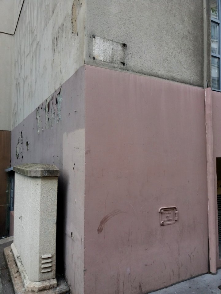 Lyon 5e - Rue François Vernay, plaque manquante sur le mur de l'école Jean Gerson