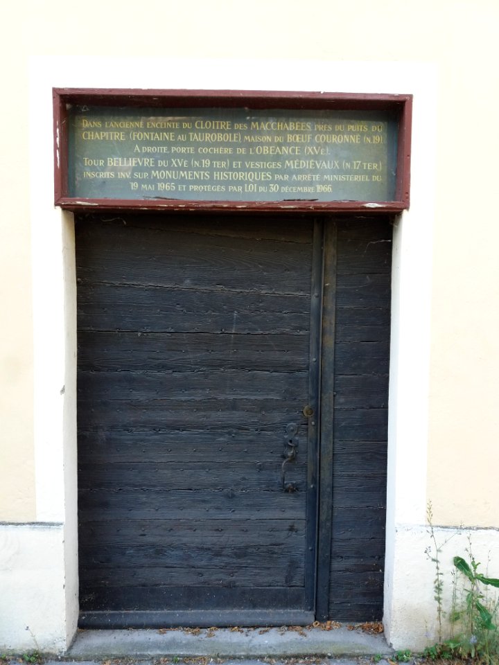 Lyon 5e - Rue des Macchabées, porte au numéro 19, gauche avec liste des monuments historiques