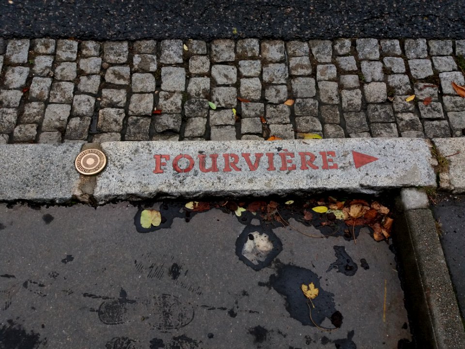 Lyon 5e - Rue Cléberg, plaque Centre historique Lyon et indication Fourvière