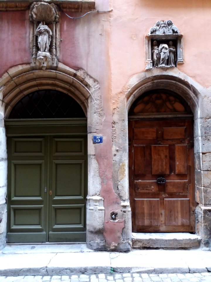 Lyon 5e - Rue des Trois-Maries - Portes et statues autour du numéro 5
