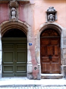 Lyon 5e - Rue des Trois-Maries - Portes et statues autour du numéro 5