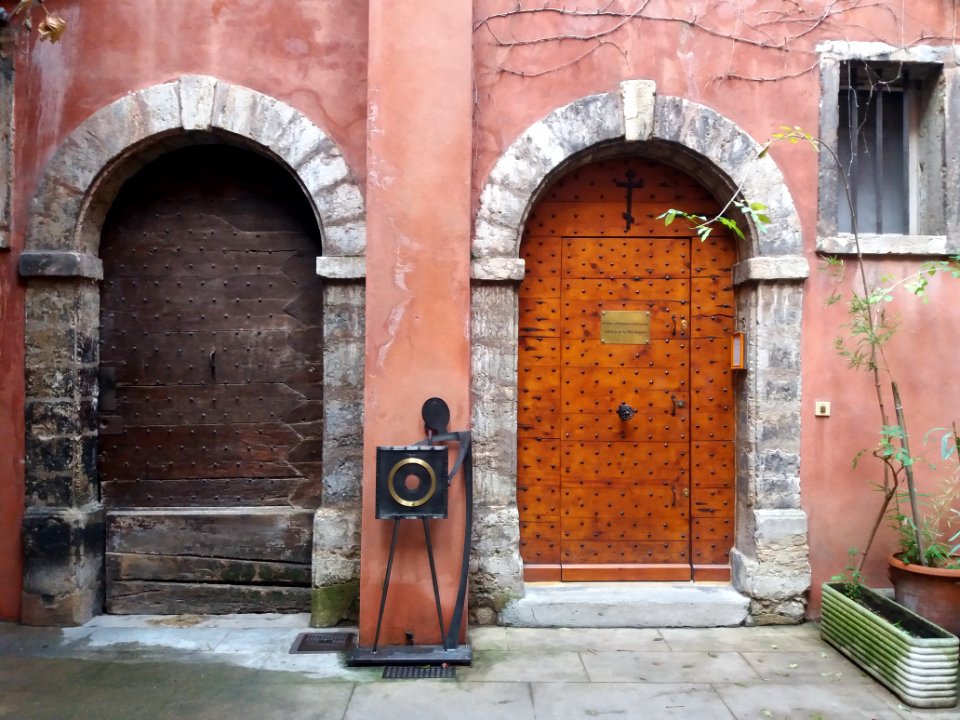 Lyon 5e - Rue du Bœuf - Maison du Crible - Cour - Portes du fond