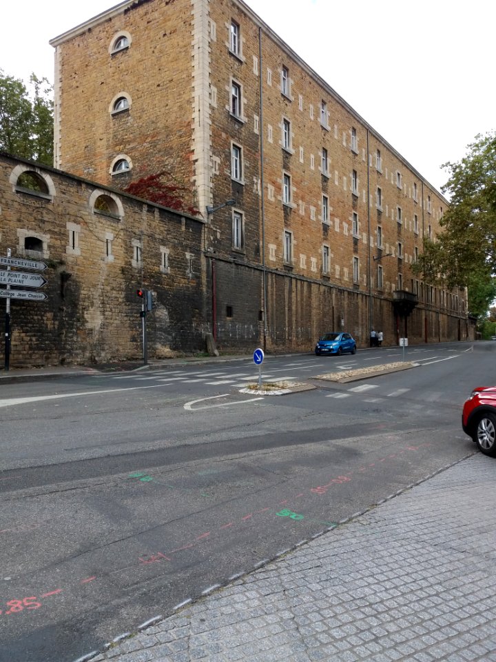 Lyon 5e - Rue du Commandant Charcot, vers l'ouest, depuis la rue des Chevaucheurs