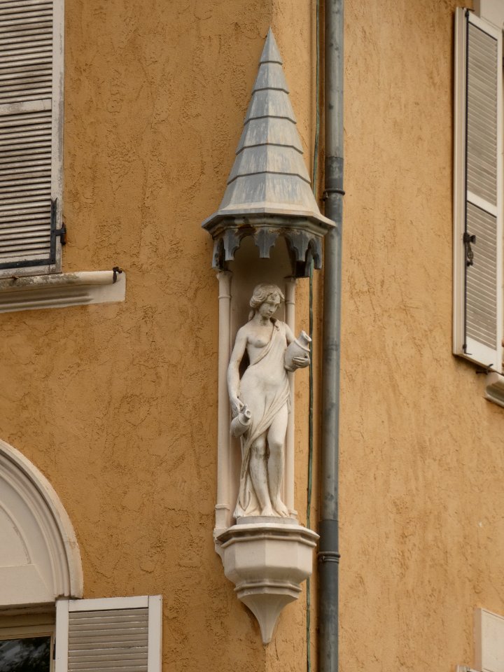 Lyon 5e - Rue Maurice Jacob - Statue à l'angle de la maison au 37 rue des Aqueducs