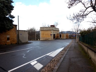 Lyon 5e - Rue Cardinal Gerlier - Fortification transformée en maison, à l'angle des montées de l'Observance et de la Sarra