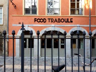 Lyon 5e - Rue du Bœuf - Food Traboule à travers la grille du square du Bœuf