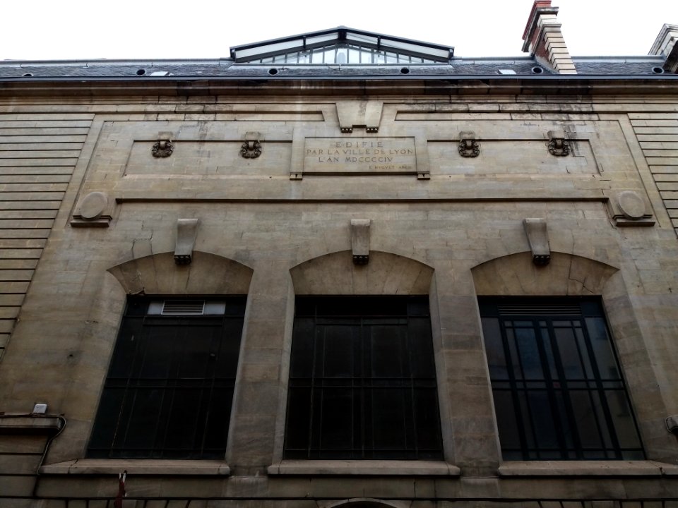 Lyon 5e - Rue Louis Carrand - Haut de la façade du palais Bondy, avec plaque de l'architecte