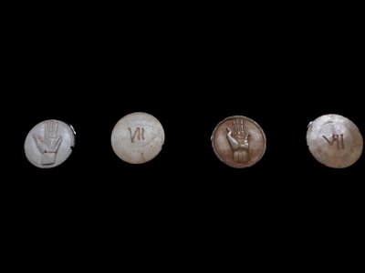 Lyon 5e - Musée Lugdunum - Ludique ! Jouer dans l'Antiquité, tessères avec numération digitale en ivoire (2)