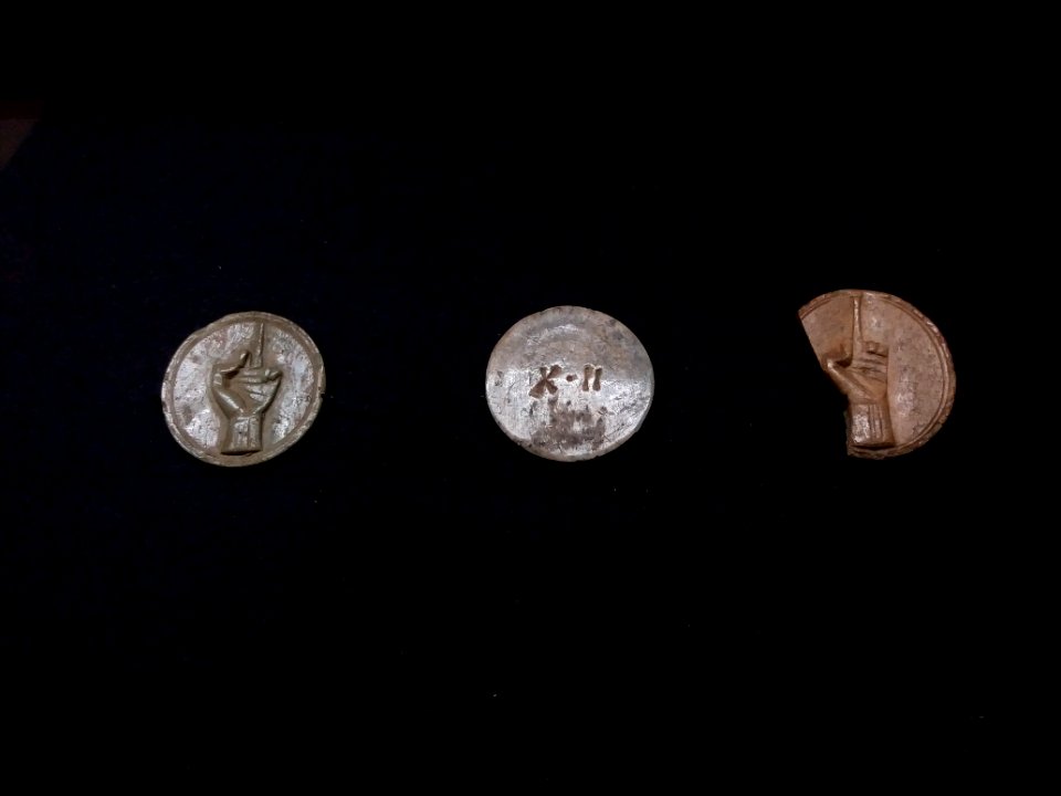 Lyon 5e - Musée Lugdunum - Ludique ! Jouer dans l'Antiquité, tessères avec numération digitale en ivoire (3)