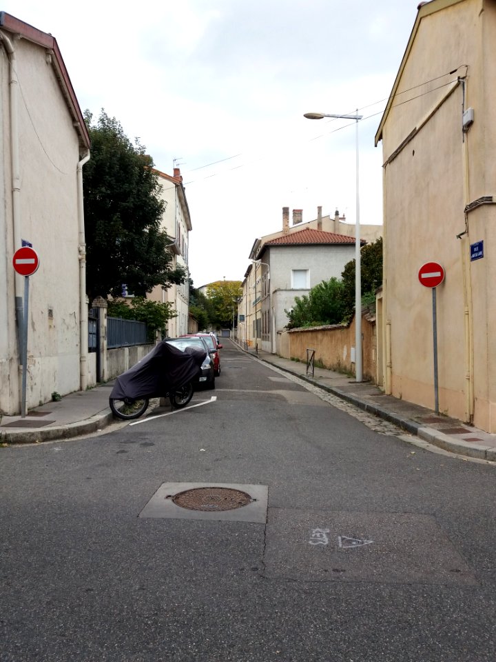 Lyon 5e - Rue du Manteau Jaune, depuis la rue des Fossés de Trion