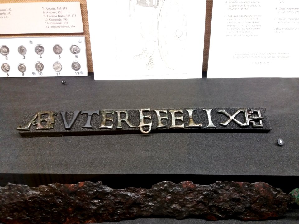 Lyon 5e - Musée Lugdunum - Squelette de la rue des Fantasques, appliques de décoration de baudrier VTERE FELIX