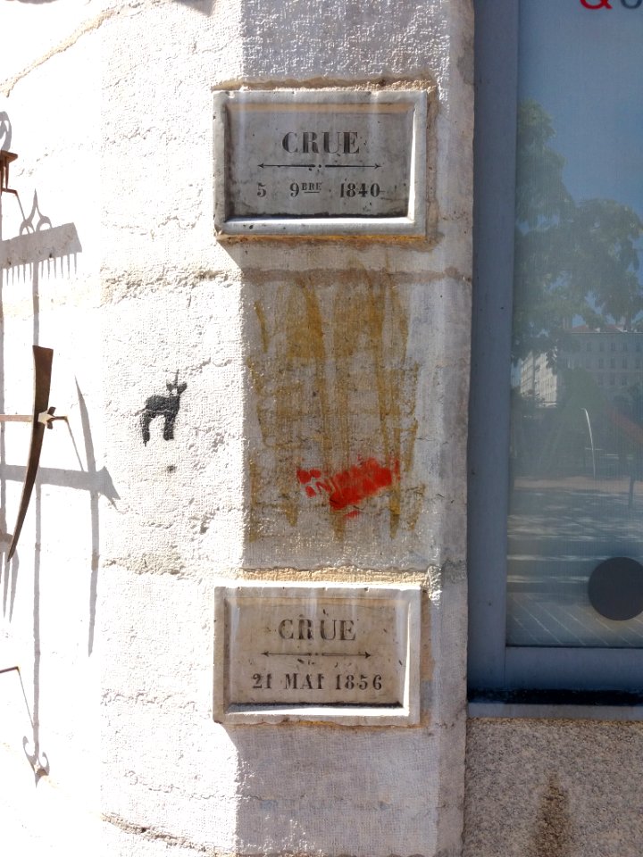 Lyon 5e - Place Crépu - Plaques des crues de 1840 et 1856