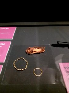 Lyon 5e - Musée Lugdunum - Ludique ! Jouer dans l'Antiquité, sandale, torque et bague miniatures