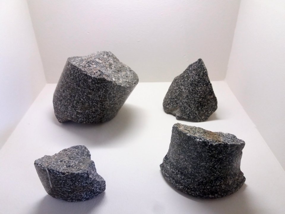 Lyon 5e - Musée Lugdunum, morceau de colonnettes de l'odéon de Lyon en granite vert d'Égypte
