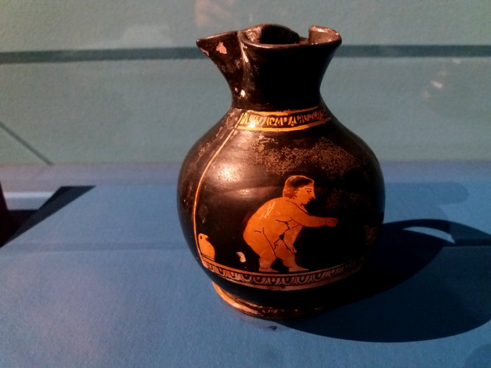 Lyon 5e - Musée Lugdunum - Ludique ! Jouer dans l'Antiquité, chous attique à figures rouges, garçon jouant avec un oiseau