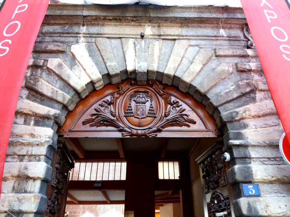 Lyon 5e - Place Saint Jean, haut de porte de l'école Aux Lazaristes