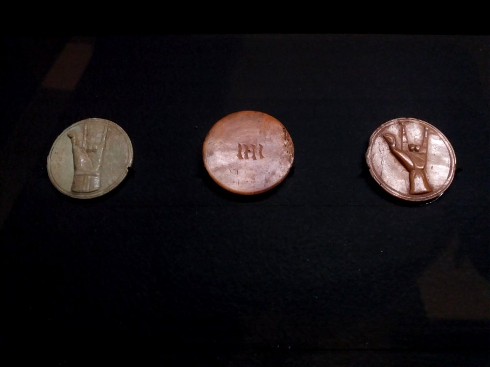 Lyon 5e - Musée Lugdunum - Ludique ! Jouer dans l'Antiquité, tessères avec numération digitale en ivoire (1)