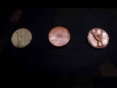Lyon 5e - Musée Lugdunum - Ludique ! Jouer dans l'Antiquité, tessères avec numération digitale en ivoire (1)