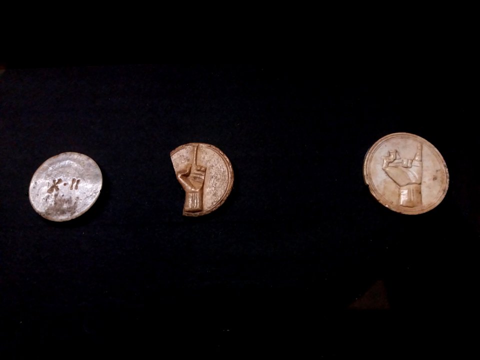 Lyon 5e - Musée Lugdunum - Ludique ! Jouer dans l'Antiquité, tessères avec numération digitale en ivoire (4)